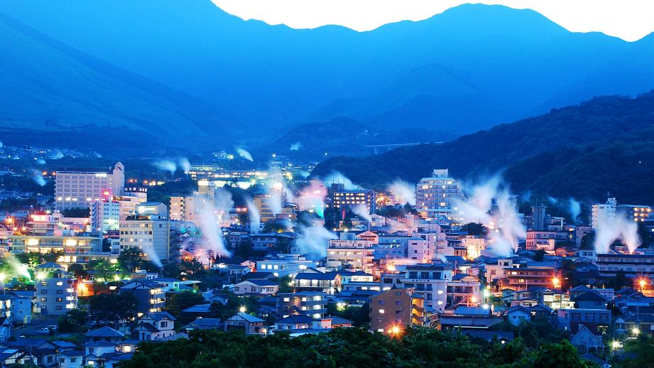 別府の夜景と湯けむり